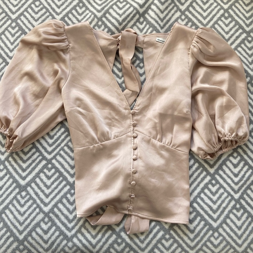 Adorable champagne top with ties in the back